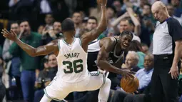 Pebasket San Antonio Spurs, Brandon Paul, berusaha melewati pebasket Boston Celtics, Marcus Smart, pada laga NBA di TD Garden, Boston, Senin (30/10/2017). Celtics menang 108-94 atas Spurs. (AP/Michael Dwyer)