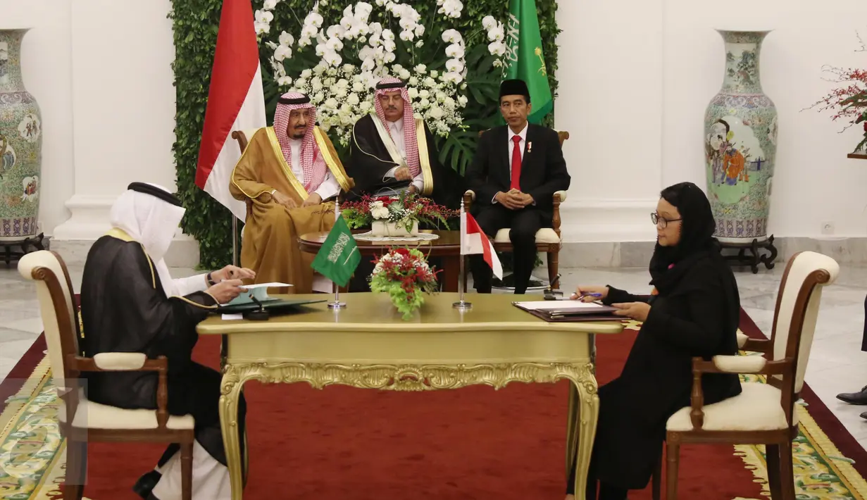 Menteri Luar Negeri Retno Marsudi (kiri) menandatangani kerjasama di Istana Bogor, Jawa Barat, Rabu (1/3). Kerjasama tersebut dalam bidang alat sektor keuangan, UMKM, kesehatan agama, hingga sektor lainnya. (Liputan6.com/Angga Yuniar)