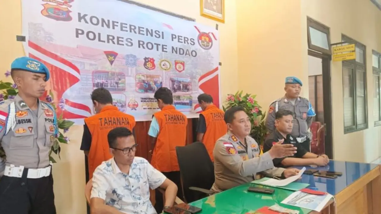 Polres Rote Ndao saat memberi keterangan pers. (Foto: Liputan6.com/Ola Keda)