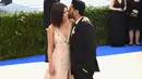 Met Gala 2017 yang digelar pada 1 Mei 2017 lalu bertempat di Metropolitan Museum of Art, New York, menjadi momen pertama Selena Gomez dan The Weeknd tampil pertama di depan publik. (AFP/Bintang.com)