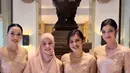 Hesti Purwadinata, Natasha Rizky, dan Medina juga hadir menjadi Bridesmaid saat akad nikah Enzy mengenakan kebaya coklat yang dipadukan kain songket maroon dari Fadlan.