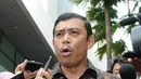 Hakim PN Jakarta Utara Hasoloan Sianturi menjawab pertanyaan wartawan usai menjalani pemeriksaan KPK, Jakarta, Jumat (22/7). Sebanyak empat Hakim PN Jakarta Utara diperiksa sebagai saksi atas tersangka Samsul Hidayatullah. (Liputan6.com/Helmi Afandi)