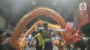 Warga menyaksikan pawai Liong dan Barongsai saat perayaan Cap Go Meh di Jalan Surya Kencana, Bogor, Jawa Barat, Minggu (5/2/2023). Perayaan Cap Go Meh di Bogor dimeriahkan oleh lebih dari 26 tim grup liong barongsai, 30 orang pengerek bendera, tiga tim drum band, 17 tandu dewa-dewi. (merdeka.com/Iqbal S Nugroho)