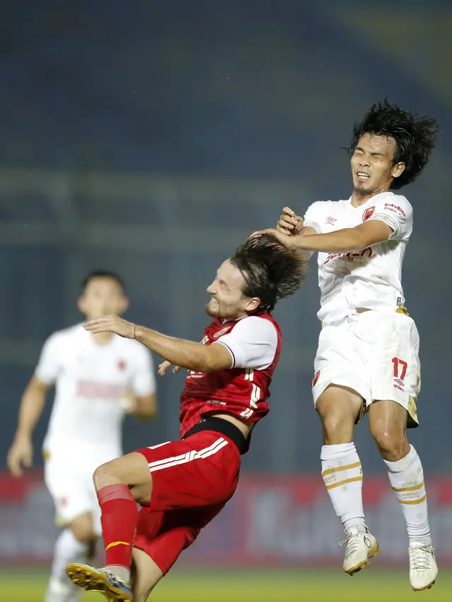 Pemain PSM Makassar Rasyid Assahid Bakri (kanan) berebut bola dengan pemain Persija Jakarta Marc Anthony Klok pada laga Piala Menpora 2021