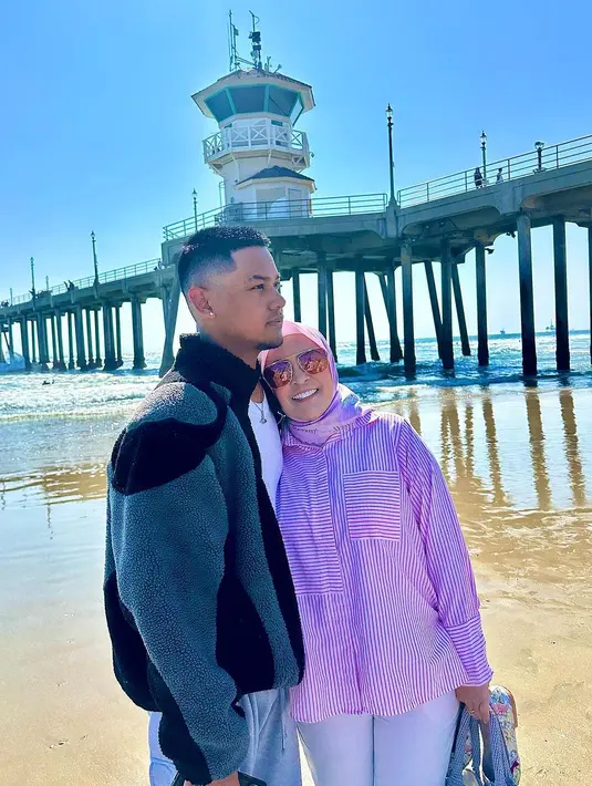 Nino Kuya bersama sang ibu, Astrid. [Foto: Instagram/astridkuya]