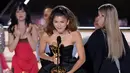 Zendaya menerima penghargaan aktris utama terbaik dalam serial drama 'Euphoria' pada ajang Emmy Awards 2022 di Microsoft Theater, Los Angeles, Amerika Serikat, 12 September 2022. Zendaya tak lupa berterima kasih kepada para pemain dan kru 'Euphoria'. (AP Photo/Mark Terrill)