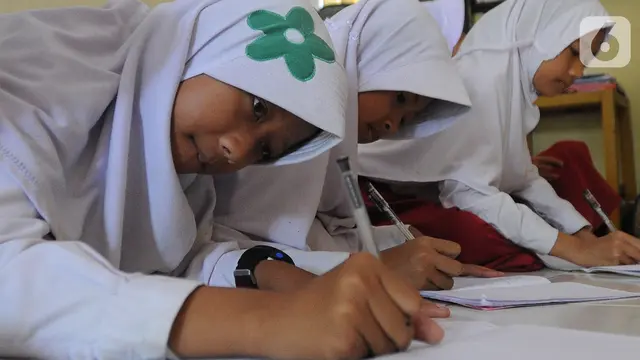 Belajar Tanpa Meja dan Kursi