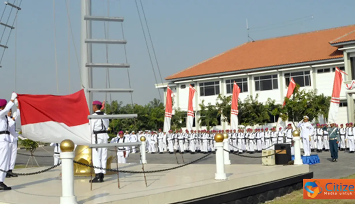 Citizen6, Sidoarjo: Dalam amanat Panglima TNI Laksamana TNI Agus Suhartono yang dibacakan oleh Pasops Denma Pasmar-1 mengatakan upacara bendera tujuh belasan kali ini istimewa,karena dilaksanakan di penghujung bulan suci Ramadan. (Pengirim: Budi Abdillah)