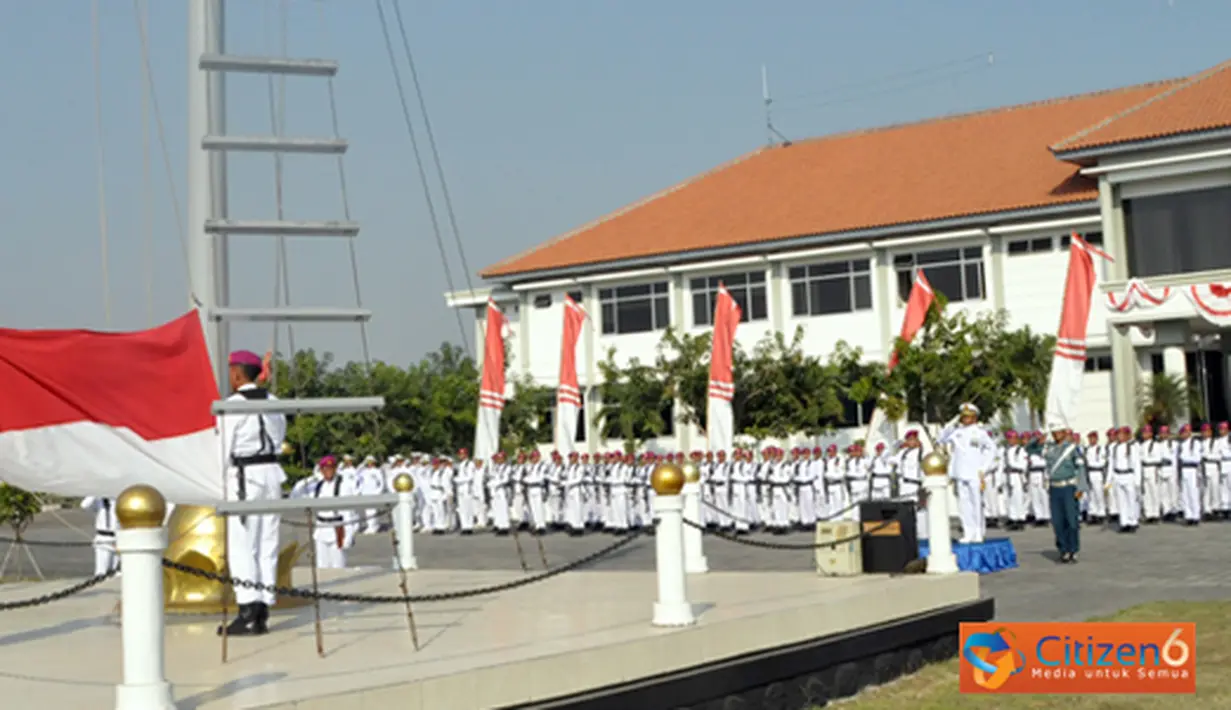 Citizen6, Sidoarjo: Dalam amanat Panglima TNI Laksamana TNI Agus Suhartono yang dibacakan oleh Pasops Denma Pasmar-1 mengatakan upacara bendera tujuh belasan kali ini istimewa,karena dilaksanakan di penghujung bulan suci Ramadan. (Pengirim: Budi Abdillah)