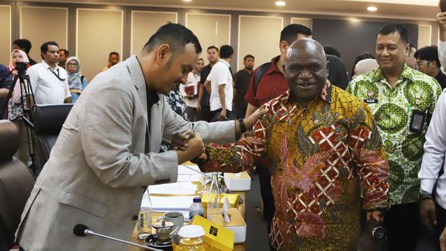 Hadir di Rapat Perdana Bersama Komisi XIII DPR RI, Menteri HAM Natalius Pigai Kenalkan Diri