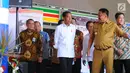 Presiden Joko Widodo mengikuti prosesi peresmian proyek Kawasan Ekonomi Khusus (KEK) di Bandara Sam Ratulangi, Manado, Senin (1/4). Jokowi meresmikan tiga KEK, Rusun Mahasiswa IAIN Kota Manado dan Rusun Mahasiswa UKI Kota Tomohon. (Liputan6.com/Angga Yuniar)