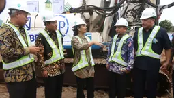 Menteri BUMN Rini Soemarno (tengah), Dirut PT. Bank Rakyat Indonesia (Persero) Tbk Suprajarto (kedua kiri) dan Komisaris Utama BRI Andrinof A. Chaniago (kedua kanan) saat groundbreaking gedung BRI di Jakarta, Rabu (27/12). (Liputan6.com/Angga Yuniar)