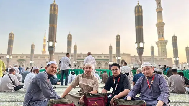 7 Potret Bryan Domani Jalani Ibadah Umroh, Penampilannya Curi Perhatian