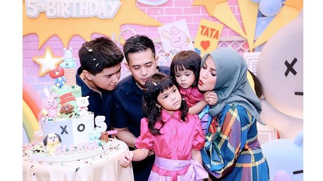 7 Potret Seru Ulang Tahun Anak Olla Ramlan, Pilih Tema BTS