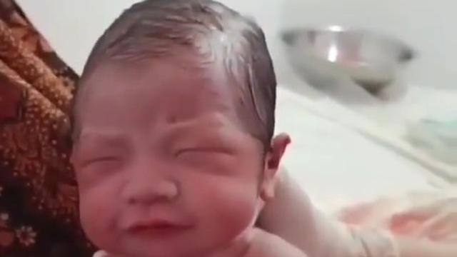 Viral Video Bayi Tampak Berdoa Usai Dilahirkan, Bikin Kagum