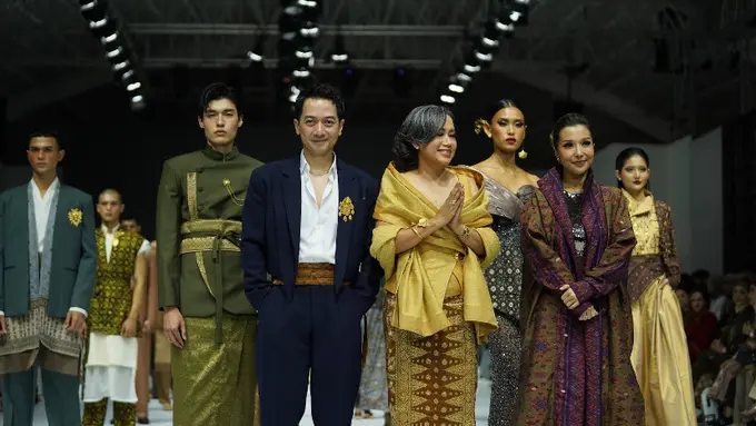 Temma Prasetio dan Maya Ratih Bersama Pupuk Indonesia di JFW 2025