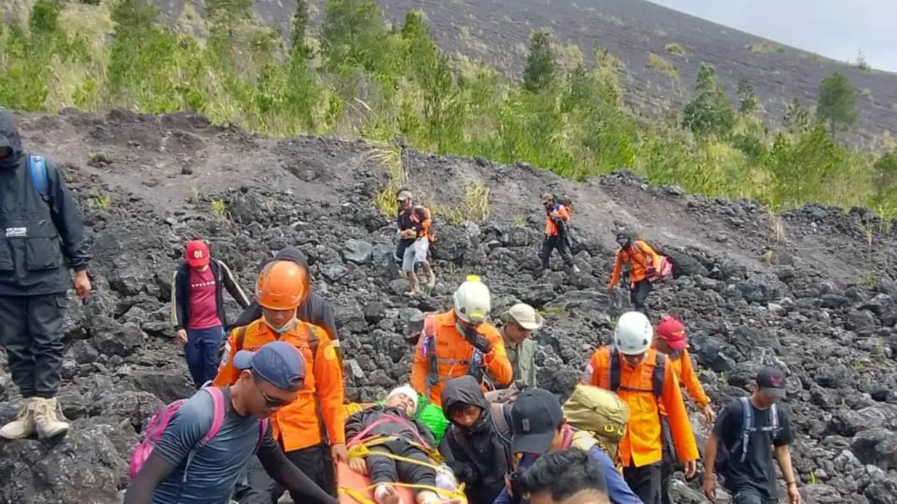Proses evakuasi pendaki yang tersesat di Gunung Soputan, Kabupaten Minahasa Tenggara.