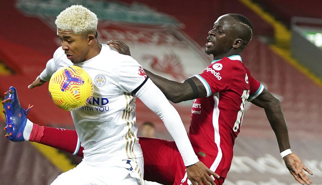 Striker Liverpool, Sadio Mane, berebut bola dengan pemain Leicester City, Wesley Fofana, pada laga Liga Inggris di Stadion Anfield, Senin (23/11/2020). Liverpool menang dengan skor 3-0. (AP Photo/Jon Super)
