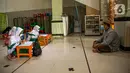 Guru mengajar anak-anak mengaji di Masjid At-Taqwa, Jakarta, Rabu (14/4/2021). Kegiatan tersebut berlangsung selama 20 hari. (Liputan6.com/Faizal Fanani)