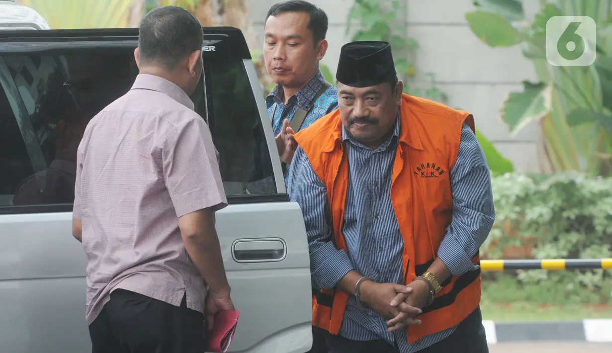 Swasta penyuap Bupati Indramayu Supendi, Carsa AS mengenakan rompi tahanan tiba di Gedung KPK, Jakarta, Jumat (13/11/2019). Carsa AS diperiksa sebagai saksi untuk tersangka Bupati Indramayu, Supendi mendalami aliran dana suap. (merdeka.com/Dwi Narwoko)