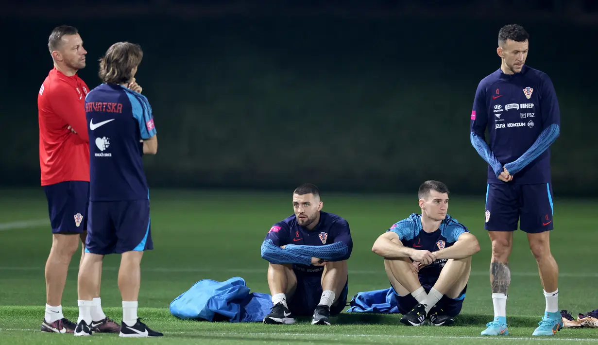 (Dari kiri) Asisten pelatih Kroasia dan mantan pemain Ivica Olic, gelandang Kroasia Luka Modric, Mateo Kovacic, Dominik Livakovic dan Ivan Perisic dalam sesi latihan di Al Erssal Training Site 3, Doha, Qatar, Rabu (14/12/2022). Pelatih Kroasia Zlatko Dalic sempat berkata bahwa pasukannya bermain amat sempurna di Piala Dunia 2022. (JACK GUEZ / AFP)