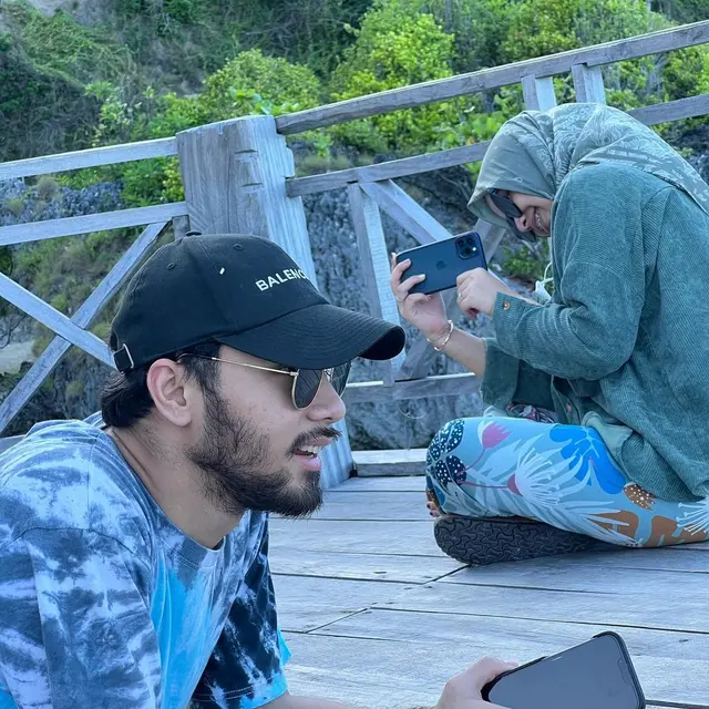Promosi KKN di Desa Penari Usai, Ini 6 Potret Honeymoon Achmad Megantara dan Istri