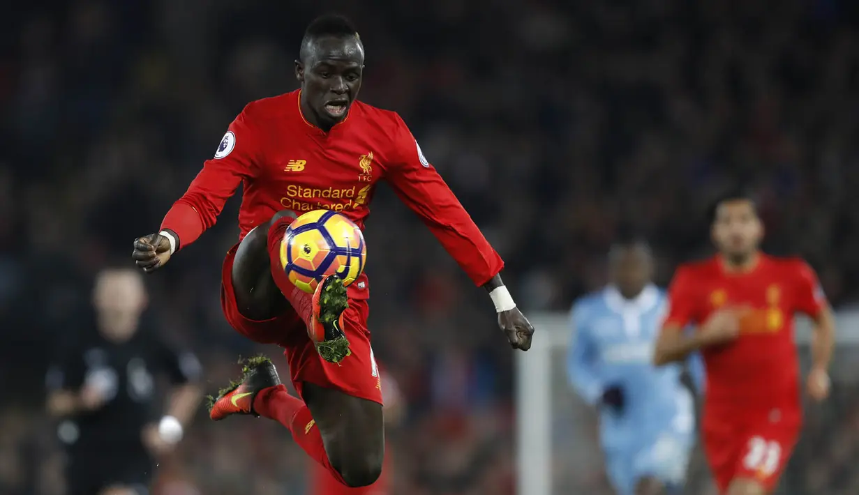 Penyerang Liverpool, Sadio Mane, mengontrol bola saat melawan Stoke. Pada laga ini The Reds menggunakan formasi 4-3-3, sementara Stoke tampil dengan skema 3-5-2. (Reuters/Carl Recine)