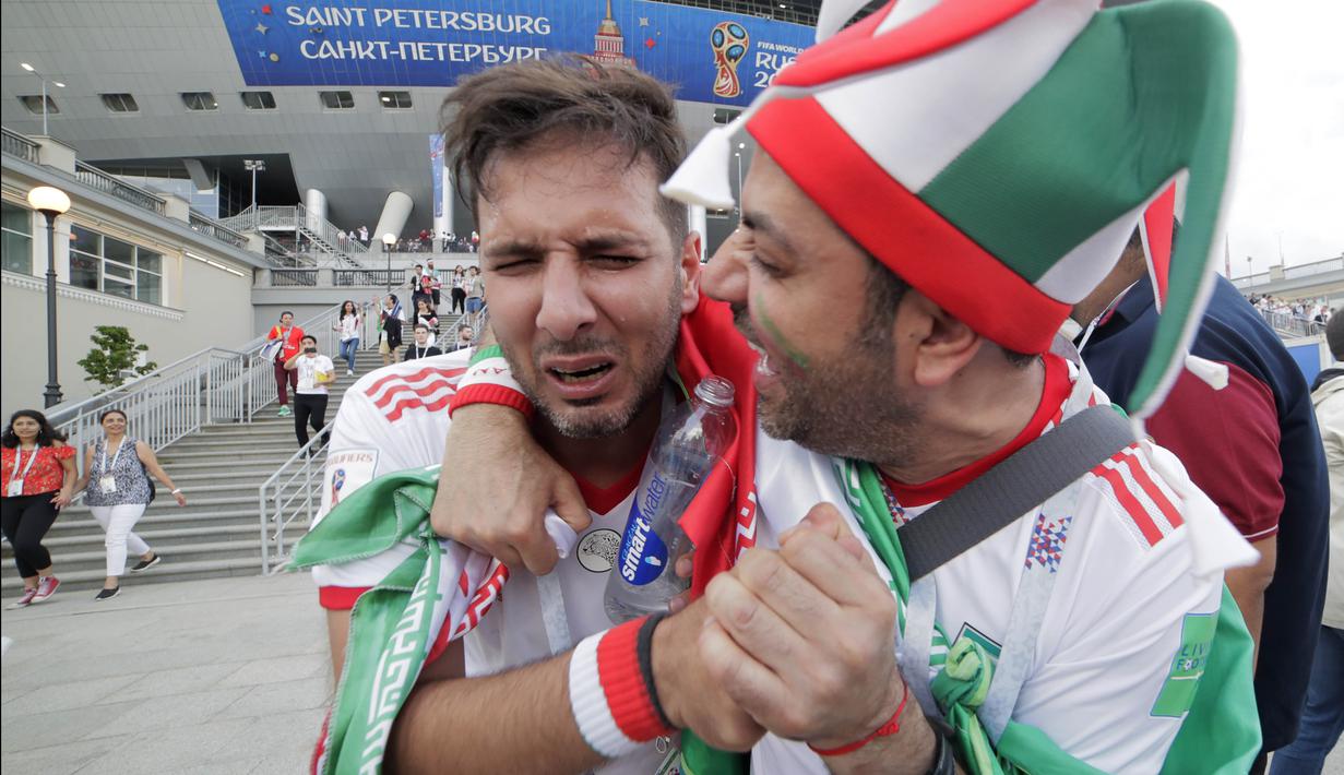 Fans Iran menangis saat merayakan kemenangan atas Maroko pada laga Piala Dunia di Saint Petersburg, Rusia, Jumat, (15/6/2018). Iran Menang 1-0 atas Maroko. (AP/Dmitri Lovetsky)