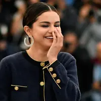 Penyanyi Selena Gomez tertawa saat menghadiri pemutaran film "The Dead Don't Die" selama festival film internasional ke-72, Cannes, Prancis selatan (14/5/2019). (AFP Photo/Christophe Simon)