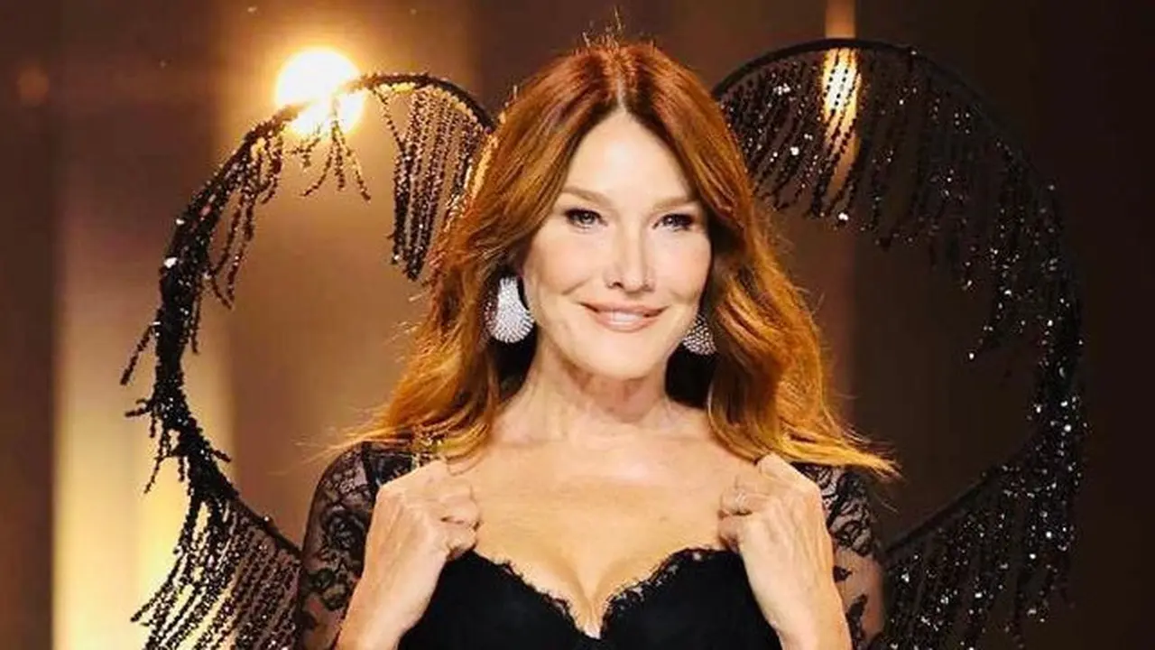 Potret Carla Bruni  Mantan Ibu Negara Prancis Debut di Victoria's Secret Fashion Show