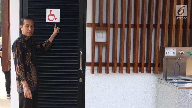 Presiden Joko Widodo (Jokowi) mengecek toilet untuk kaum disabilitas di Kompleks Gelora Bung Karno, Senayan, Jakarta, Selasa (16/10). KunjunganJokowi tersebut meninjau fasilitas umum untuk masyarakat berkebutuhan khusus. (Liputan6.com/Angga Yuniar)