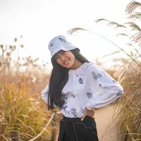 Koleksi bucket hat yang masuk dlam rangkaian koleksi kolaborasi spesial Klook x Day and Night
