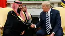 Presiden AS, Donald Trump berjabat tangan dengan Putra mahkota Arab Saudi, Pangeran Mohammad bin Salman di Gedung Putih, Selasa (20/3). Kunjungan ini sebagai bagian dari perjalanan ke Amerika di ketegangan antara Arab Saudi dan Iran. (AP Photo/Evan Vucci)