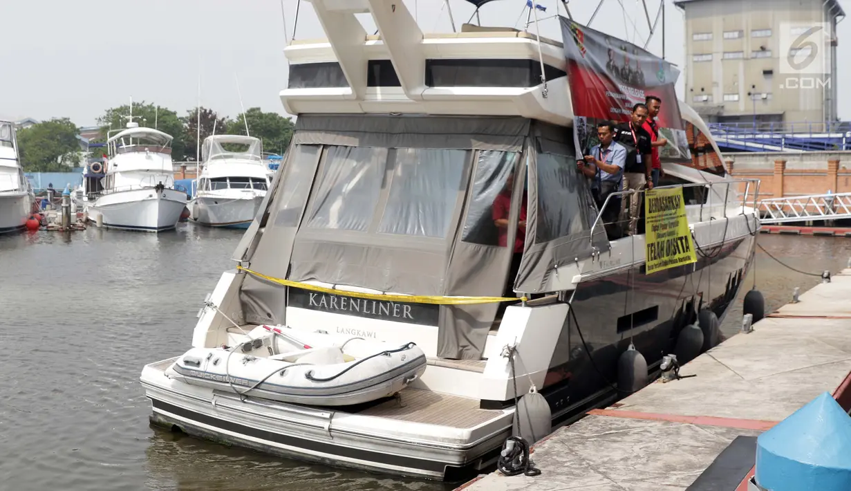 Petugas Dirtidpid Bareskrim Polri memeriksa kapal pesiar Karenliner di Pelabuhan Kapal Pesiar Batavia Marina, Jakarta, Selasa (11/6/2019). Dirtidpid Narkoba Bareskrim Polri mengungkap penyelundupan 37 kg sabu asal Malaysia sabu dengan menggunakan kapal pesiar. (Liputan6.com/Helmi Fithriansyah)