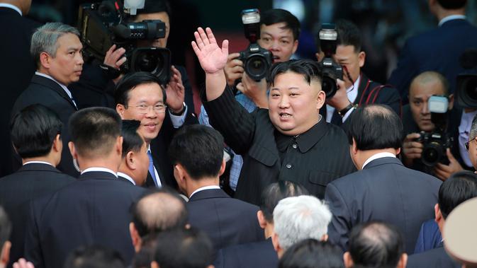 Pemimpin Korea Utara Kim Jong Un melambaikan tangan sebelum menaiki kereta pribadinya di stasiun kereta Dong Dang di Dong Dang, Vietnam, Sabtu, (2 /3). (AP Photo/Minh Hoang)
