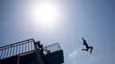 Seorang atlet melompat dari menara kolam renang di kota Klina, Belgia, (25/7/2016). (AFP/Armend Nimani)