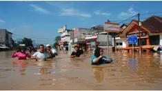 Banjir yang melanda sejumlah wilayah di Kabupaten Bandung, Jawa Barat hingga kini masih dirasakan warga. Sebagian masih mengungsi ke lokasi pengungsian.