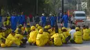 Pasukan kuning dari Dinas Bina Marga mengikuti Gebyar Gerebek Kebersihan di sepanjang Jalan Sudirman-Thamrin, Jakarta,Rabu (18/7). Sebanyak 1.200 peserta mengikuti kegiatan pengecatan jalan protokol menyambut Asian Games 2018. (Merdeka.comImam Buhori)