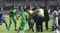 Kericuhan pada laga Persikabo vs Persikad di Stadion Pakansari, Cibinong (Foto: Achmad Sudarno/ Liputan6.com)