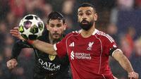 Mohamed Salah fokus menatap bola dalam laga panas di Anfield saat Liverpool menghadapi Paris Saint-Germain pada leg kedua perempat final Liga Champions 2025/2026, 14 April 2026. (AFP/FRANK FIFE)