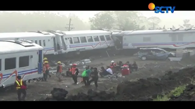 Sekitar 100 pekerja dari PT KAI masih bekerja keras mengevakuasi empat gerbong dan lokomotif Kereta Api Sancaka yang masih berada di lokasi kecelakaan.