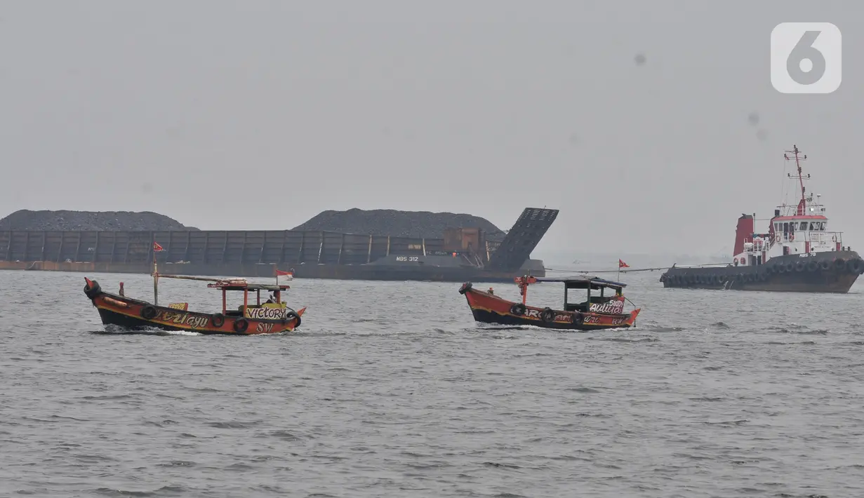Kapal tongkang bermuatan batu bara melintasi kapal nelayam saat hendak bersandar ke Pelabuhan KCN Marunda, Jakarta, Minggu (27/10/2019). Berdasarkan data ICE Newcastle, ekspor batu bara Indonesia menurun drastis 33,24 persen atau mencapai 5,33 juta ton dibandingkan pekan sebelumnya 7,989 ton. (merde