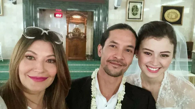 Jarang Tersorot, Ini 6 Potret Kedekatan Tamara Bleszynski dan Edward Akbar