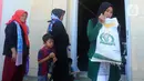 Pemerintah pusat memberikan  bantuan pangan kepada  21,3 juta keluarga di seluruh Indonesia.  (merdeka.com/Arie Basuki)