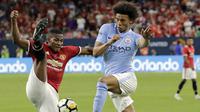 Duel Manchester United, Luis Antonio Valencia (kiri) dan pemain Manchester City, Leroy Sane pada aga International Champions Club di NRG Stadium, Houston, (20/7/2017).MU menang 2-0. (AP/David J. Phillip)