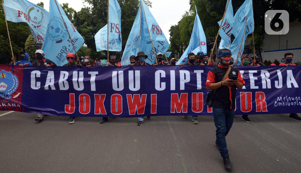 Buruh melakukan aksi unjuk rasa di kawasan Patung Kuda, Jakarta, Rabu (10/11/2021). Buruh menuntut pemerintah untuk mencabut UU Cipta Kerja dan meminta Presiden Joko Widodo atau Jokowi untuk mundur. (merdeka.com/Imam Buhori)