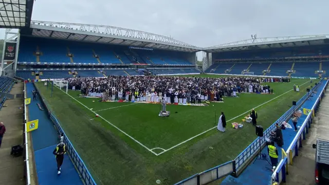 Klub Sepak Bola Inggris Selenggarakan Sholat Idul Fitri Berjamaah di Lapangan. doc: https://www.rovers.co.uk/