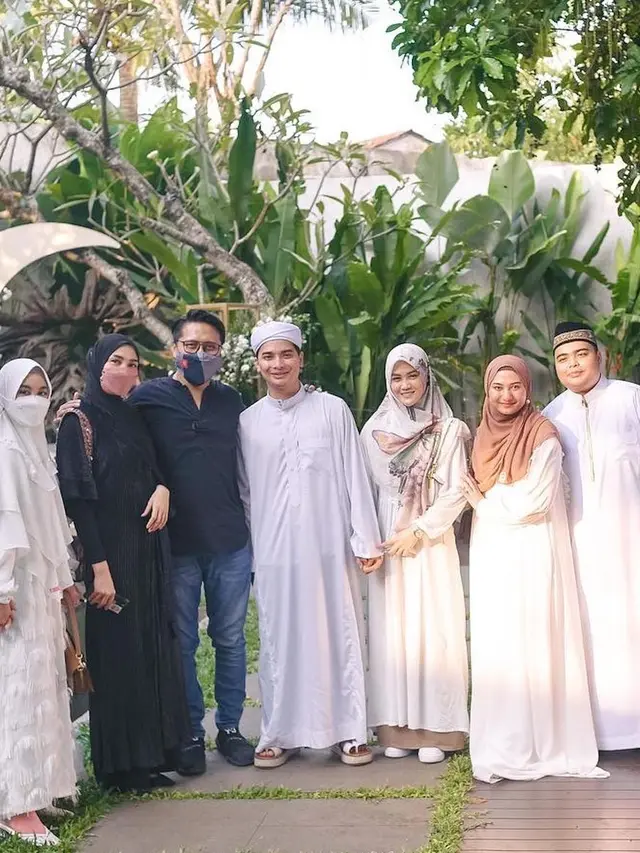Ameer Azzikra Sempat Titip Istri ke Ipar, Ini 5 Potret Henny Rahman dan Nadzira Shafa