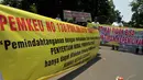 Pemilik rumah yang kebanyakan pensiunan PNS itu menolak pengosongan rumah aset kepemilikan PT KAI yang terletak di Jalan Manggarai Utara IV, Jakarta, (23/9/14). (Liputan6.com/Johan Tallo)