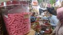 Kue kering ini dijual dikisaran harga Rp160 ribu hingga Rp190 ribu per toples bergantung jenisnya. (Liputan6.com/Herman Zakharia)